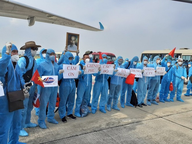 Công nhân Guinea Xích đạo cả đêm không ngủ, mong ngày được về quê hương - 1