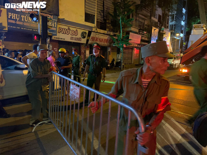 Hà Nội: Hiện trường vụ sập giàn giáo làm 4 người thương vong - 7