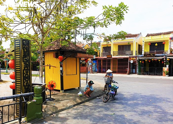 Cận cảnh chốt phong tỏa khối phố có 3 người nghi nhiễm COVID-19 ở Hội An - 9