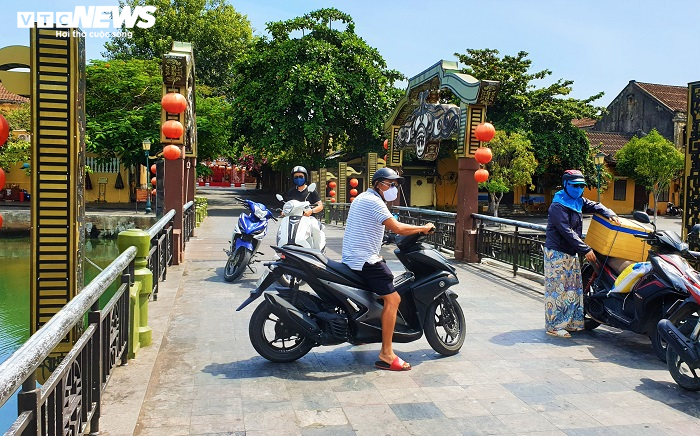 Cận cảnh chốt phong tỏa khối phố có 3 người nghi nhiễm COVID-19 ở Hội An - 5