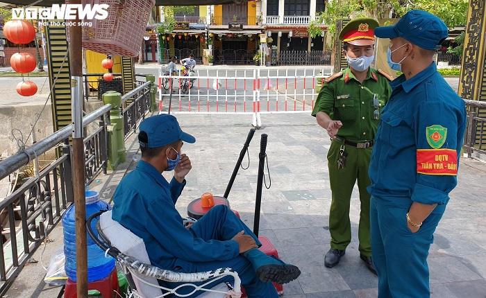 Cận cảnh chốt phong tỏa khối phố có 3 người nghi nhiễm COVID-19 ở Hội An - 4
