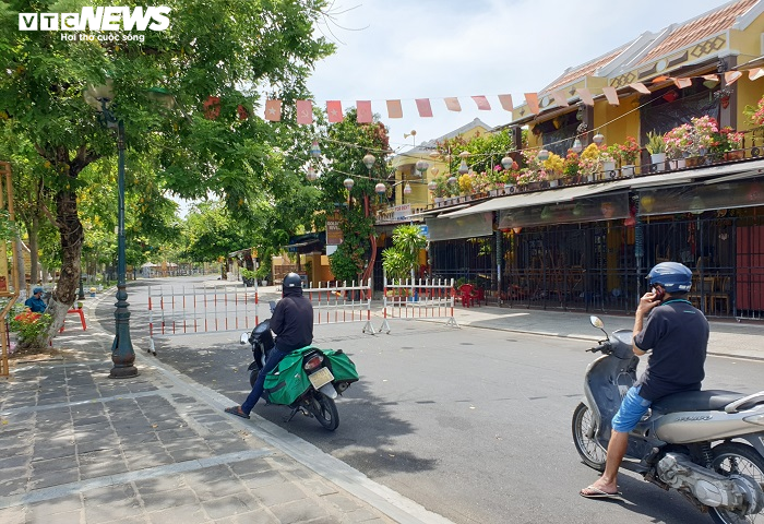 Cận cảnh chốt phong tỏa khối phố có 3 người nghi nhiễm COVID-19 ở Hội An - 7