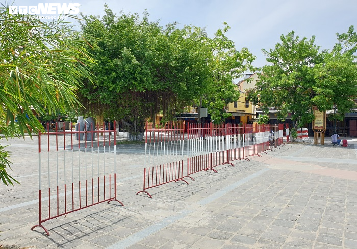 Cận cảnh chốt phong tỏa khối phố có 3 người nghi nhiễm COVID-19 ở Hội An - 6
