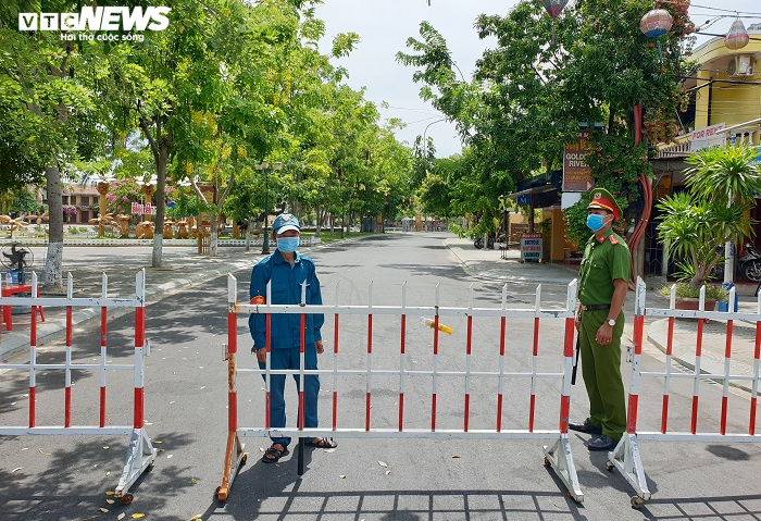 Cận cảnh chốt phong tỏa khối phố có 3 người nghi nhiễm COVID-19 ở Hội An - 3