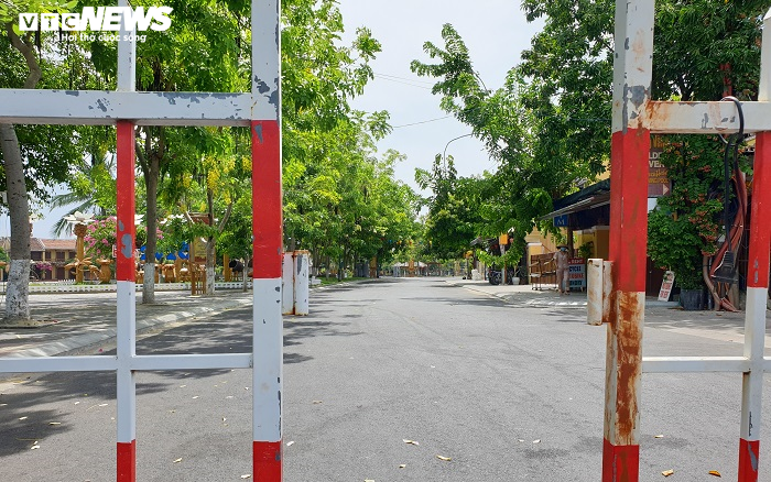 Cận cảnh chốt phong tỏa khối phố có 3 người nghi nhiễm COVID-19 ở Hội An - 8