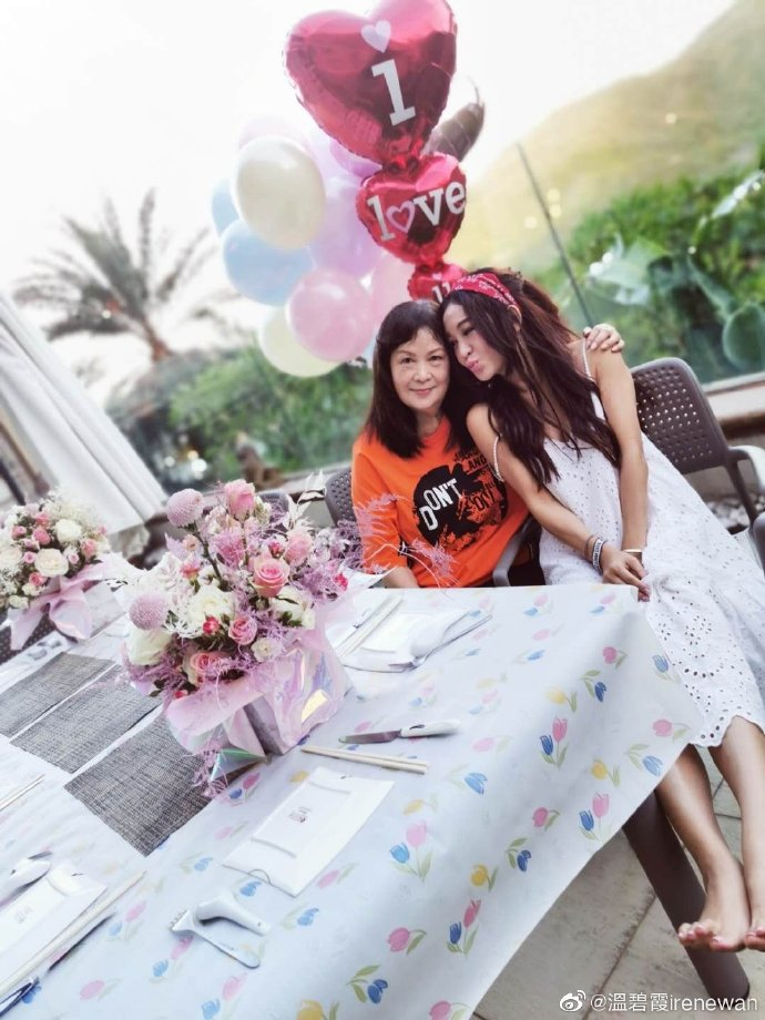 Vẻ trẻ trung kỳ lạ của mỹ nhân 54 tuổi Ôn Bích Hà - 10