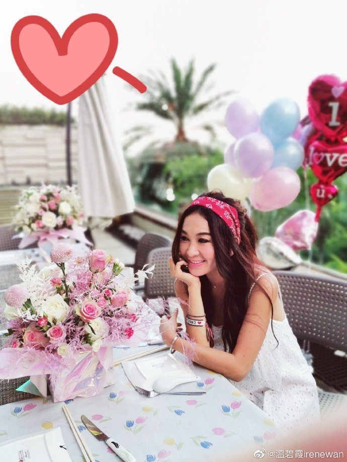 Vẻ trẻ trung kỳ lạ của mỹ nhân 54 tuổi Ôn Bích Hà - 2