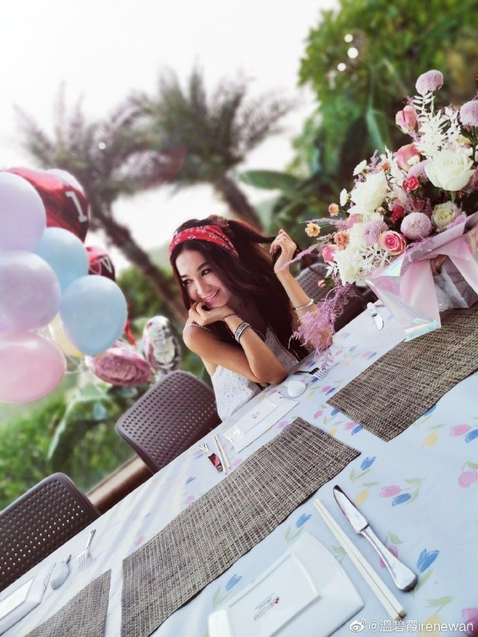 Vẻ trẻ trung kỳ lạ của mỹ nhân 54 tuổi Ôn Bích Hà - 4