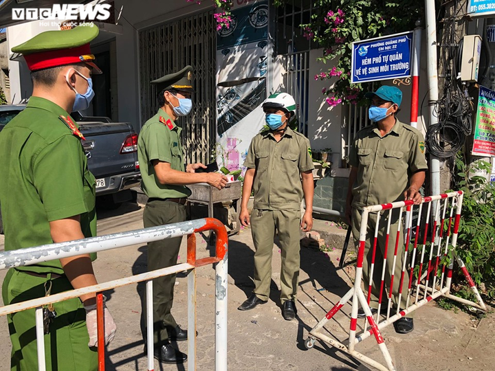 Bé trai 10 tháng tuổi tiếp xúc với bệnh nhân 419 còn sốt, ho nhiều - 2