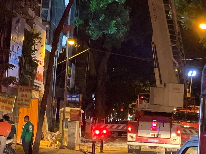 Hà Nội: Sập giàn giáo ở phố Nguyễn Công Trứ, nhiều người thương vong - 2