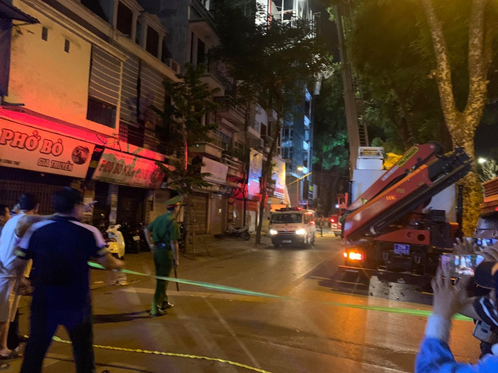 Hà Nội: Sập giàn giáo ở phố Nguyễn Công Trứ, nhiều người thương vong - 3
