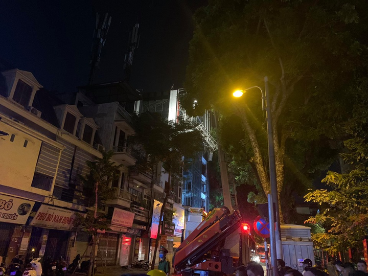 Hà Nội: Sập giàn giáo ở phố Nguyễn Công Trứ, nhiều người thương vong - 4