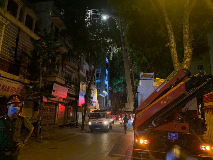 Hà Nội: Sập giàn giáo ở phố Nguyễn Công Trứ, nhiều người thương vong - 1