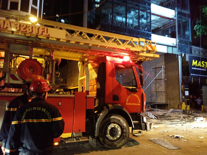 Hà Nội: Hiện trường vụ sập giàn giáo làm 4 người thương vong - 4