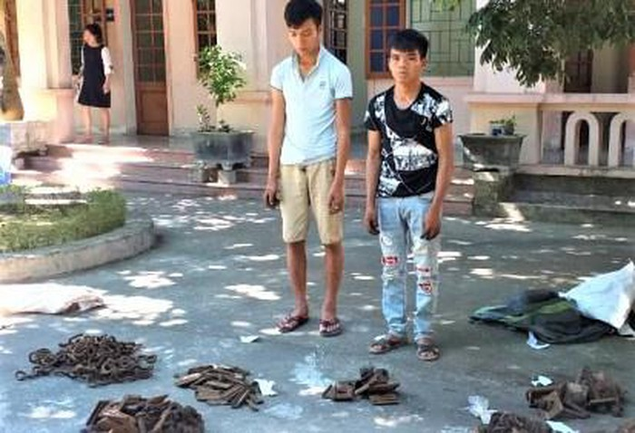 Thiếu tiền tiêu xài, tháo trộm 80 bộ đinh ốc, bu lông đường ray đem bán đồng nát - 1