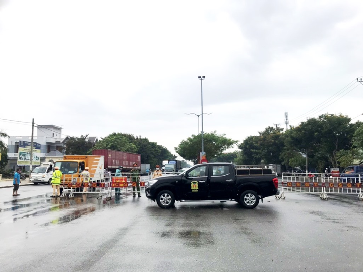 Dịch COVID-19 nguy cấp, Quân đội, Công an đội mưa cắm chốt phong tỏa Đà Nẵng - 1