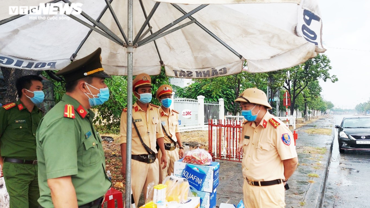 Dịch COVID-19 nguy cấp, Quân đội, Công an đội mưa cắm chốt phong tỏa Đà Nẵng - 8