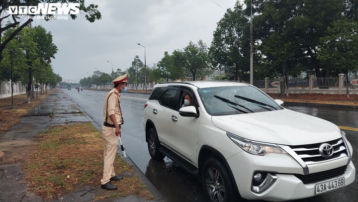 Dịch COVID-19 nguy cấp, Quân đội, Công an đội mưa cắm chốt phong tỏa Đà Nẵng - 4