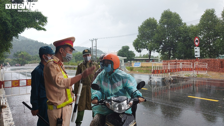 Dịch COVID-19 nguy cấp, Quân đội, Công an đội mưa cắm chốt phong tỏa Đà Nẵng - 5