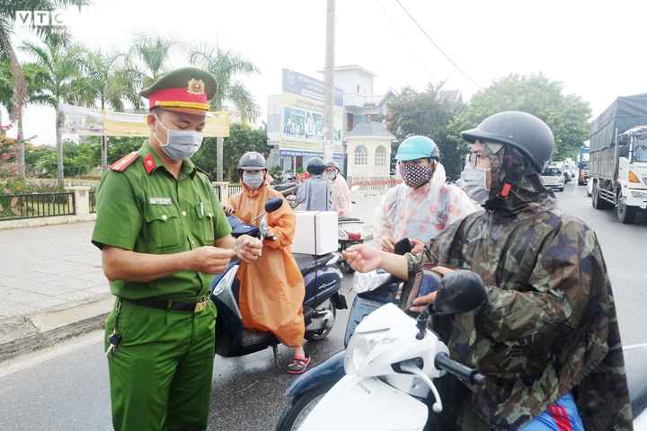 Dịch COVID-19 nguy cấp, Quân đội, Công an đội mưa cắm chốt phong tỏa Đà Nẵng - 7