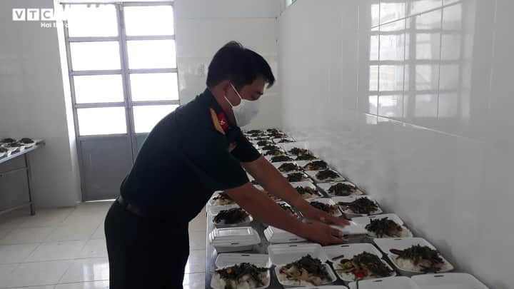 Quân đội ở Khánh Hòa trắng đêm đón 290 công dân từ Mỹ về nước - 7