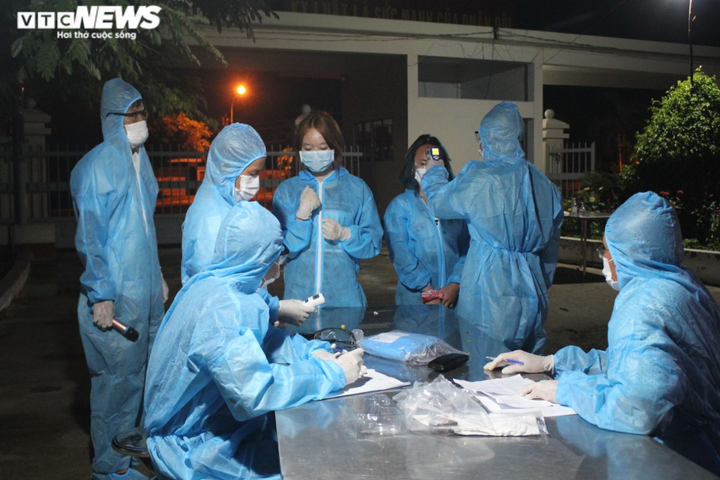 Quân đội ở Khánh Hòa trắng đêm đón 290 công dân từ Mỹ về nước - 6