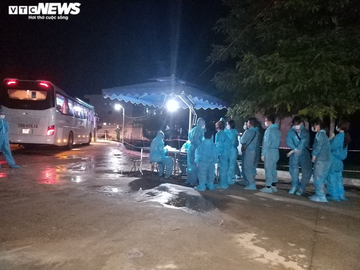 Quân đội ở Khánh Hòa trắng đêm đón 290 công dân từ Mỹ về nước - 4