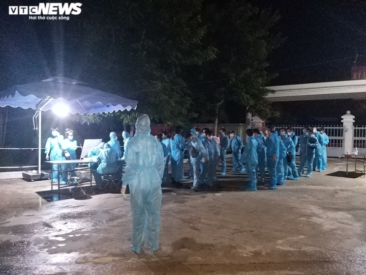 Quân đội ở Khánh Hòa trắng đêm đón 290 công dân từ Mỹ về nước - 3