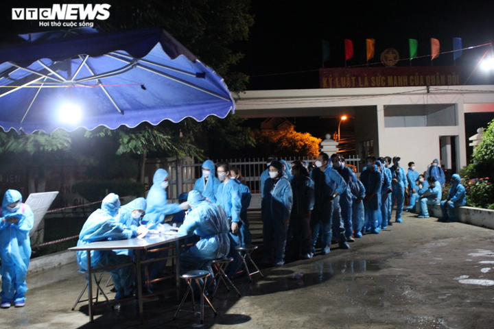 Quân đội ở Khánh Hòa trắng đêm đón 290 công dân từ Mỹ về nước - 2