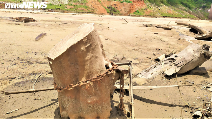 Hạn hán khốc liệt, lô cốt quân sự lộ thiên sau 8 năm chìm dưới lòng hồ thủy điện - 7