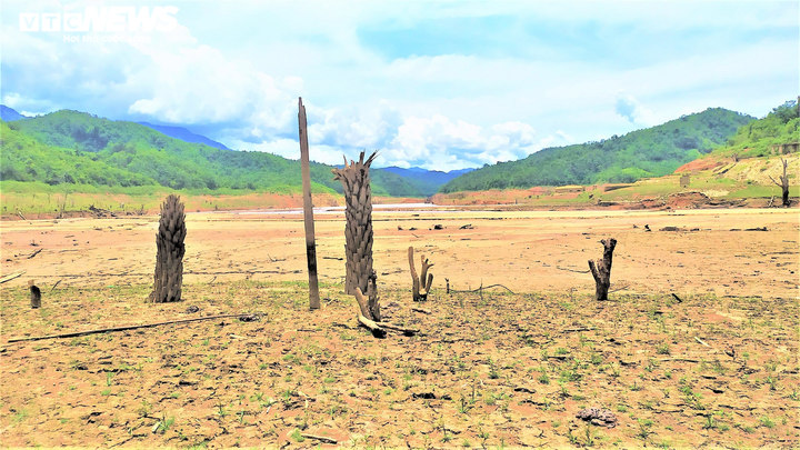 Hạn hán khốc liệt, lô cốt quân sự lộ thiên sau 8 năm chìm dưới lòng hồ thủy điện - 8