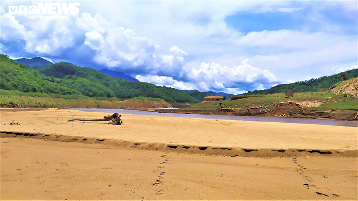 Hạn hán khốc liệt, lô cốt quân sự lộ thiên sau 8 năm chìm dưới lòng hồ thủy điện - 2