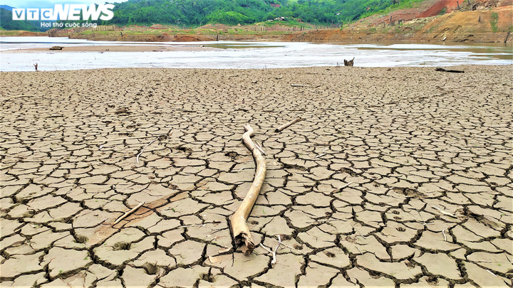 Hạn hán khốc liệt, lô cốt quân sự lộ thiên sau 8 năm chìm dưới lòng hồ thủy điện - 3