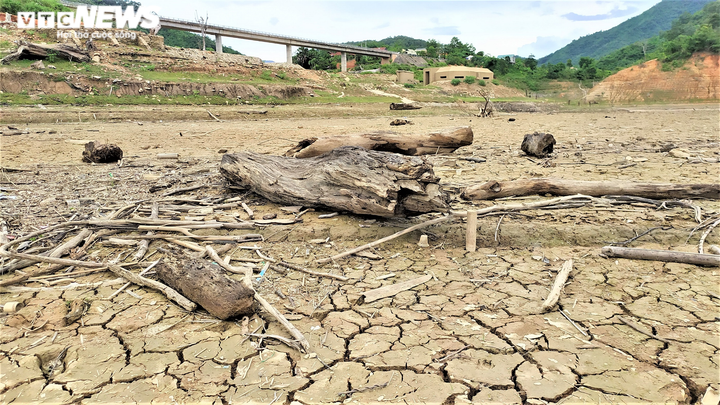 Hạn hán khốc liệt, lô cốt quân sự lộ thiên sau 8 năm chìm dưới lòng hồ thủy điện - 6