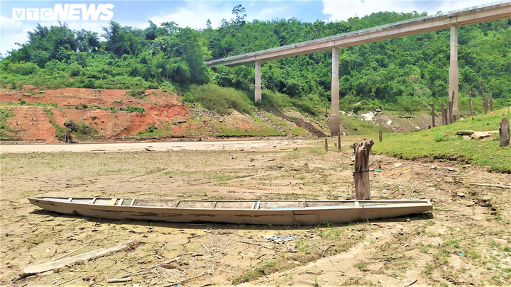 Hạn hán khốc liệt, lô cốt quân sự lộ thiên sau 8 năm chìm dưới lòng hồ thủy điện - 11