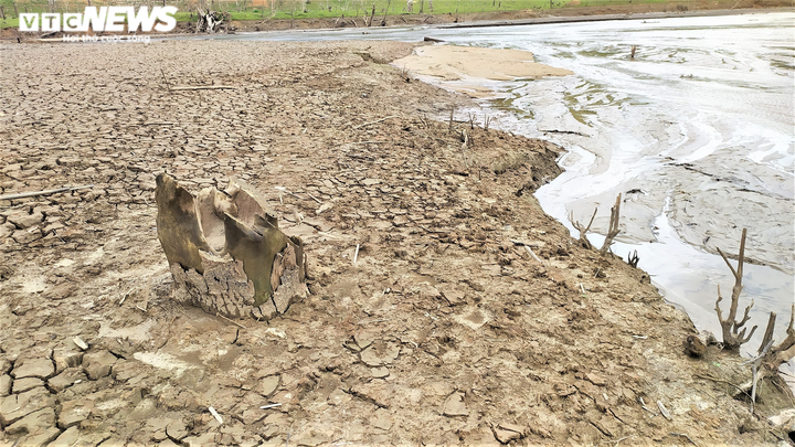 Hạn hán khốc liệt, lô cốt quân sự lộ thiên sau 8 năm chìm dưới lòng hồ thủy điện - 12