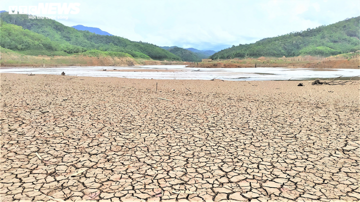 Hạn hán khốc liệt, lô cốt quân sự lộ thiên sau 8 năm chìm dưới lòng hồ thủy điện - 1