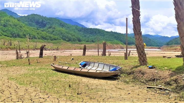 Hạn hán khốc liệt, lô cốt quân sự lộ thiên sau 8 năm chìm dưới lòng hồ thủy điện - 9