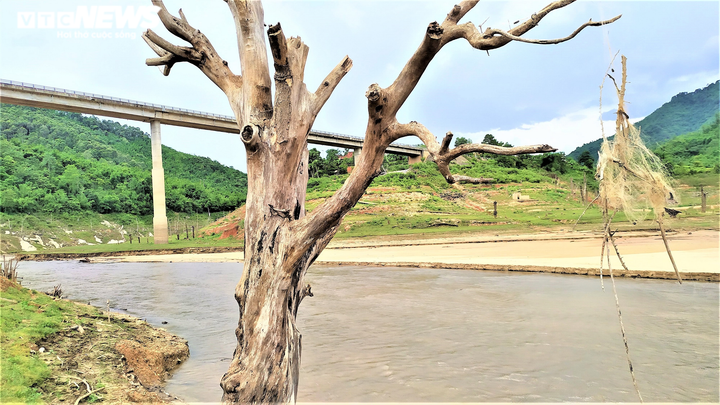 Hạn hán khốc liệt, lô cốt quân sự lộ thiên sau 8 năm chìm dưới lòng hồ thủy điện - 10