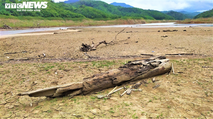 Hạn hán khốc liệt, lô cốt quân sự lộ thiên sau 8 năm chìm dưới lòng hồ thủy điện - 13