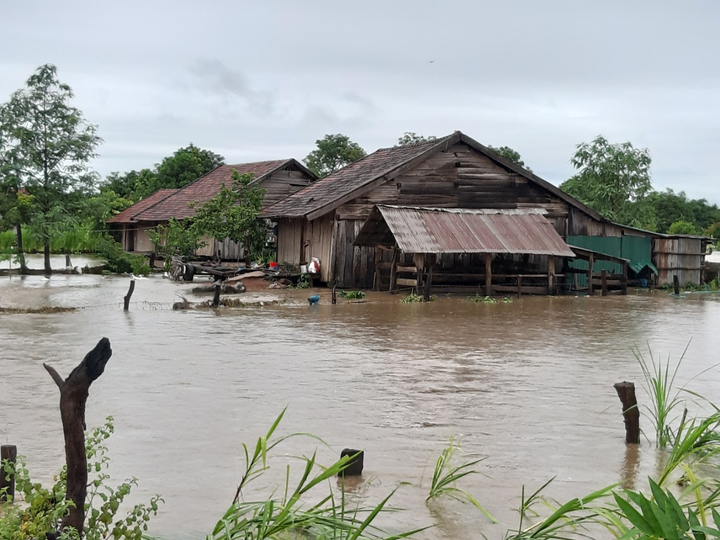 Ảnh: Di dời người dân ở Đắk Lắk do nước lũ dâng cao - 6