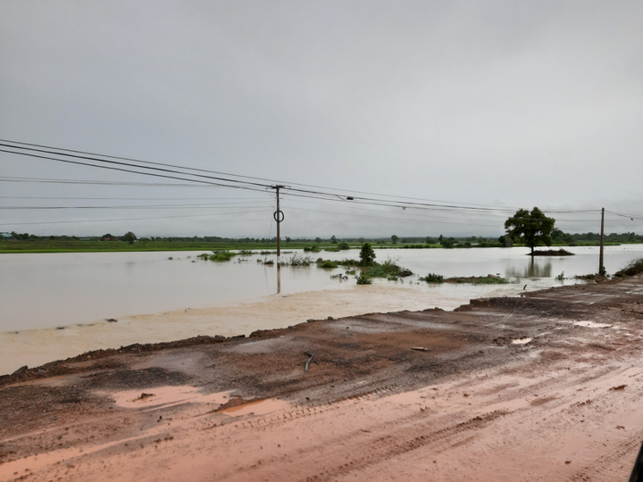 Ảnh: Di dời người dân ở Đắk Lắk do nước lũ dâng cao - 8