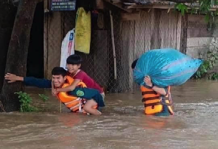 Ảnh: Di dời người dân ở Đắk Lắk do nước lũ dâng cao - 3