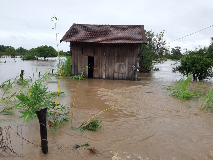 Ảnh: Di dời người dân ở Đắk Lắk do nước lũ dâng cao - 7