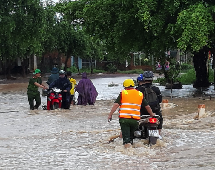 Ảnh: Di dời người dân ở Đắk Lắk do nước lũ dâng cao - 4