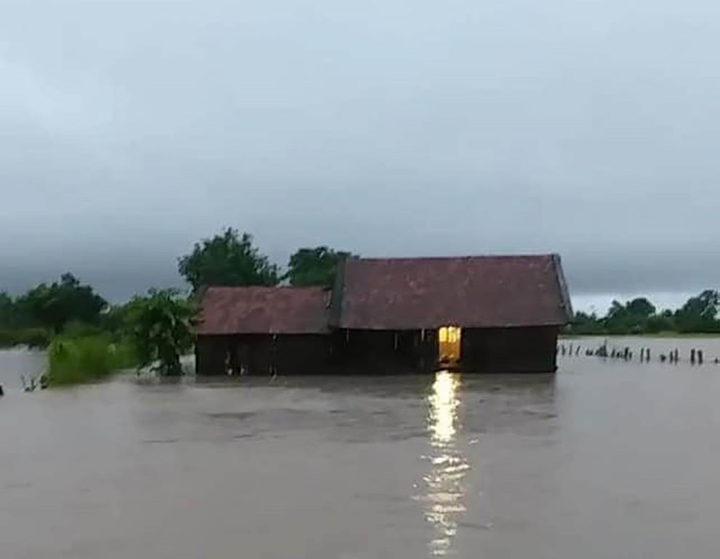 Mưa lớn kéo dài, di dời khẩn cấp nhiều hộ dân ở Đắk Lắk - 2