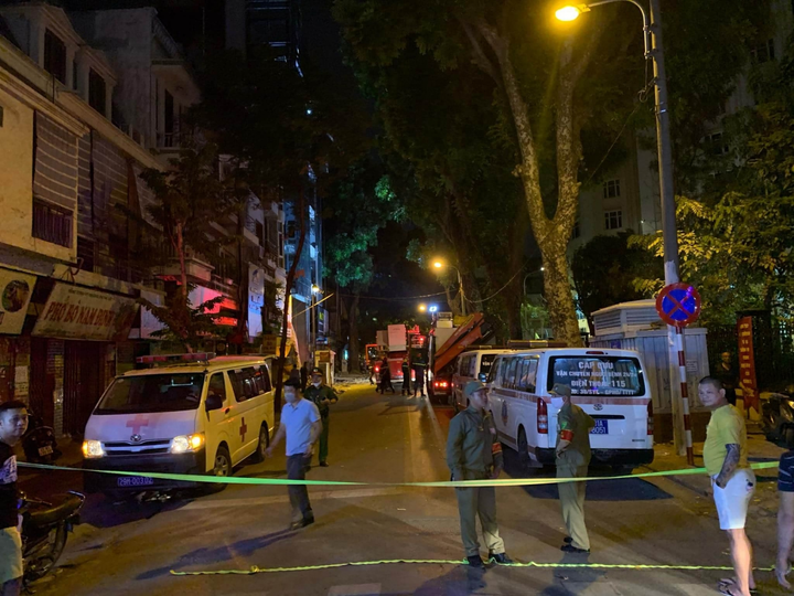 Gãy thang lắp kính, 4 người chết ở Hà Nội: Nhà thầu thi công là đơn vị nào? - 1