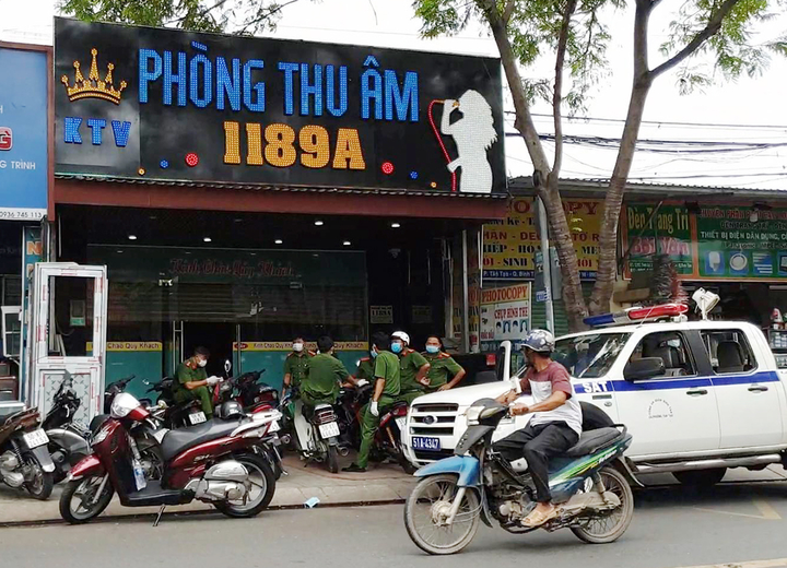28 người Trung Quốc trốn trong tiệm thu âm ở TP.HCM - 1