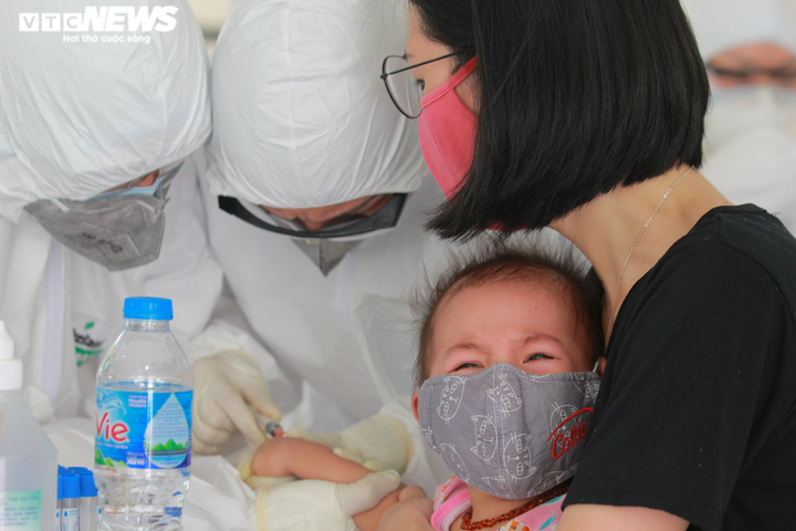 Ảnh: Người Hà Nội kéo nhau đi xét nghiệm COVID-19 sau chuyến du lịch Đà Nẵng - 4