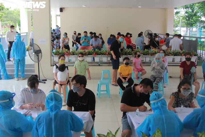 Ảnh: Người Hà Nội kéo nhau đi xét nghiệm COVID-19 sau chuyến du lịch Đà Nẵng - 3